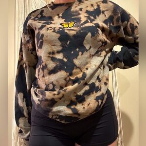 Butterfly tie- dye gray/black crewneck